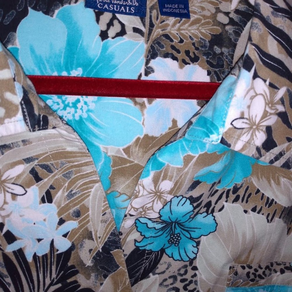 🌎Gloria Vanderbilt || Alice Blue Hibiscus Shirt - Picture 7 of 7